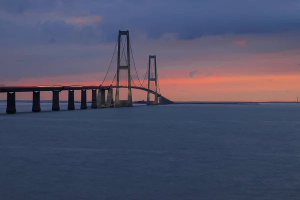 Storeb ltsbroen brug tijdens zonsondergang — Stockfoto