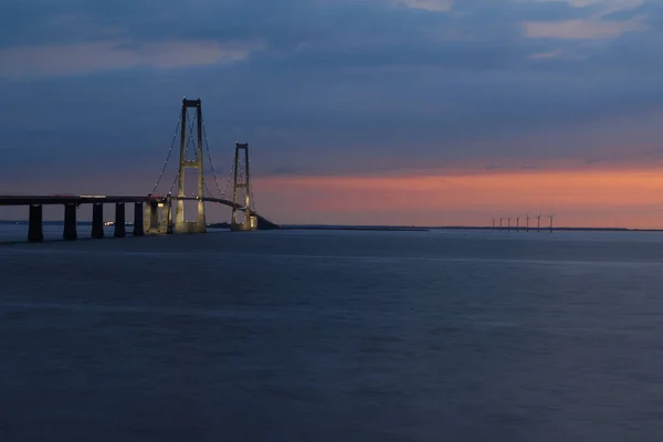 Storeb ltsbroen brug tijdens zonsondergang — Stockfoto