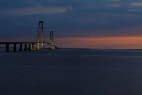 Ponte de Storeb challtsbroen durante o pôr do sol — Fotografia de Stock