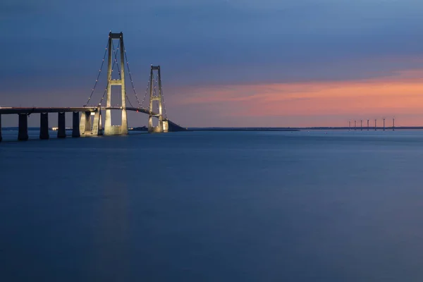 Ponte de Storeb challtsbroen durante o pôr do sol — Fotografia de Stock