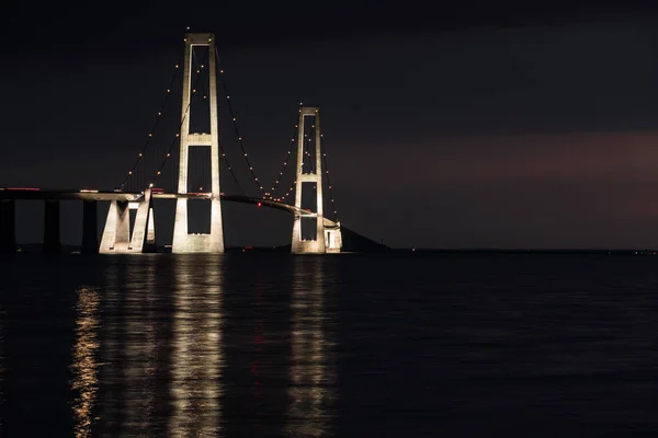 Storeb ltsbroen brug bij nacht — Stockfoto