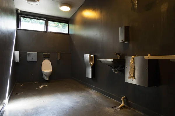 棕色肮脏的浴室 — 图库照片