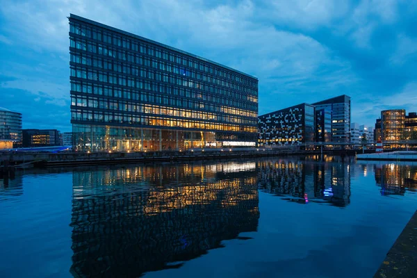 Moderní komerční budovy vedle kanálů, Copenaghen — Stock fotografie