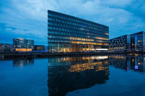 Moderne commerciële gebouwen naast de grachten, Copenaghen — Stockfoto