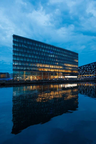 Copenaghen、運河の横にある近代的な商業ビル — ストック写真