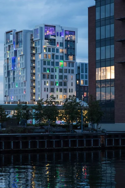 운하, Copenaghen 옆에 현대 상업용 건물 — 스톡 사진