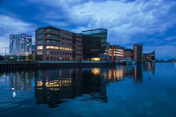 Moderní komerční budovy vedle kanálů, Copenaghen — Stock fotografie