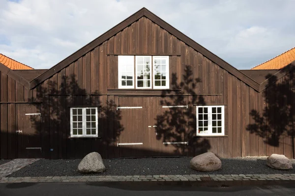 Экстерьер деревянных террасовых домов в Копенгагене — стоковое фото