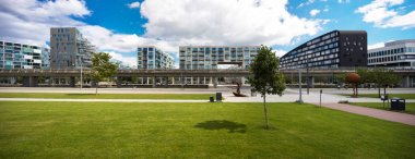 Bahçe ile modern binalar