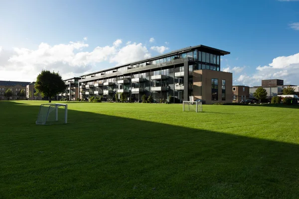 Edifício residencial com campo de futebol — Fotografia de Stock