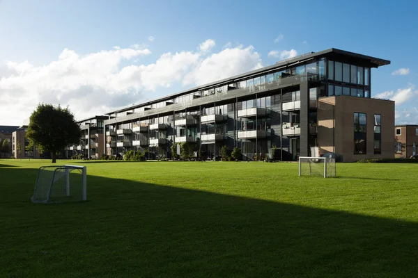 Edifício residencial com campo de futebol — Fotografia de Stock