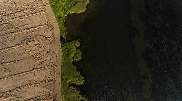 Vue aérienne du champ et de l'eau — Photo