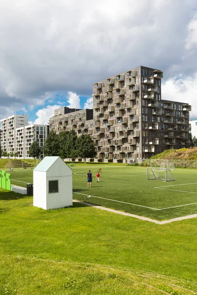 Edifícios modernos com campo de futebol — Fotografia de Stock