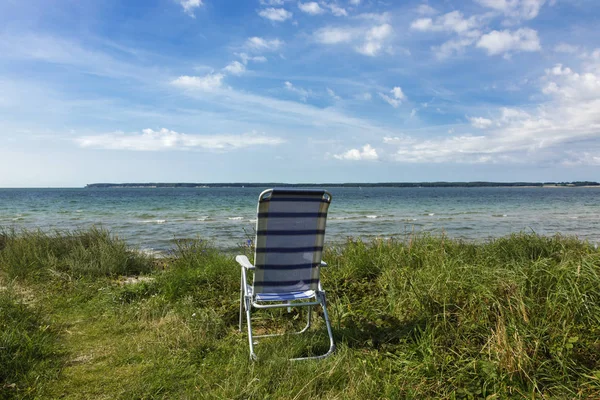 A magány, a szék a strandon — Stock Fotó