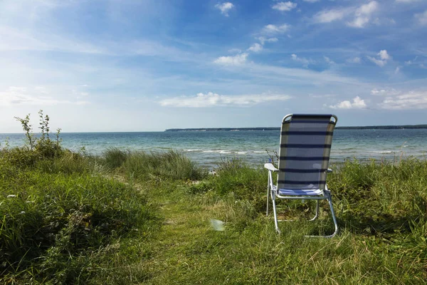 海滩上椅子的孤独 — 图库照片