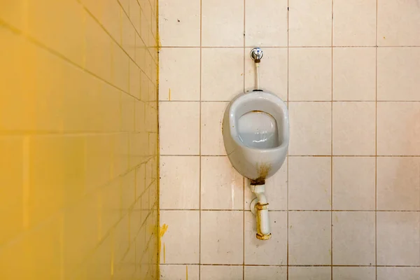 Badezimmer mit gelben Fliesen — Stockfoto