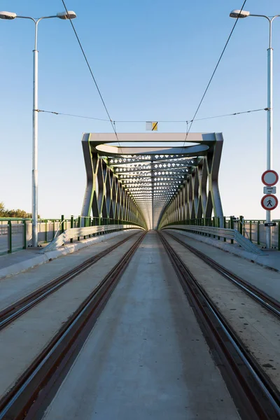 Bratislavě tramvaj most — Stock fotografie