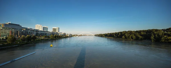 Dunaj u řeky v Bratislavě — Stock fotografie