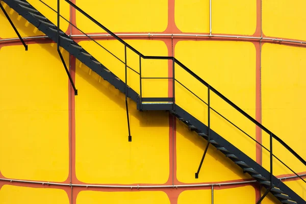 Cisterna amarela e passos — Fotografia de Stock