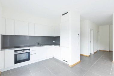 Boş odada yeni, temiz ve boş mutfak