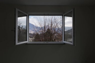 Özel daire penceresinden, açık pencereden gördüm yatay