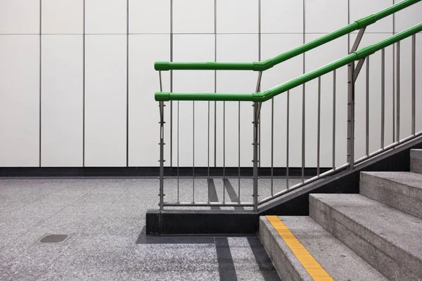 Детальная лестница в метро — стоковое фото