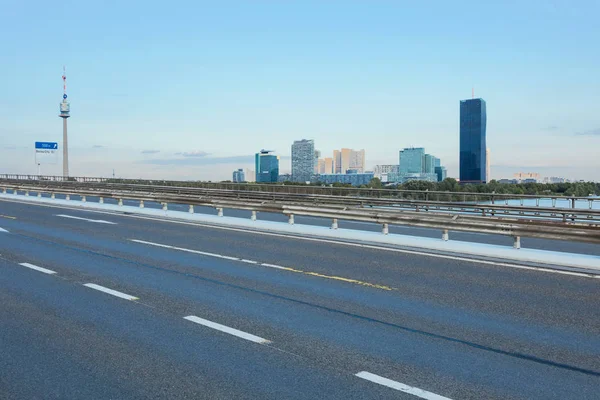 Skyline y autopista en Wien — Foto de Stock