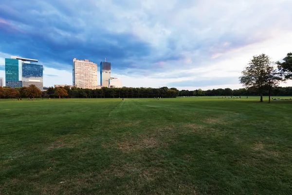 Edilizia e natura a Vienna — Foto Stock