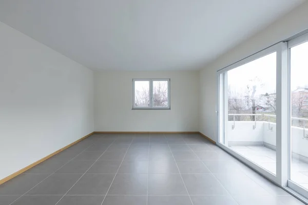 Empty room with large window on the balcony, empty space — Stock Photo, Image