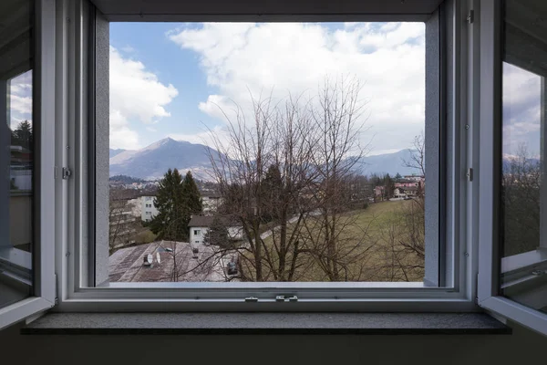 Paisagem vista da janela do apartamento privado, janela aberta — Fotografia de Stock
