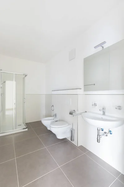 Nya badrum bara renoverat, rent och snyggt — Stockfoto
