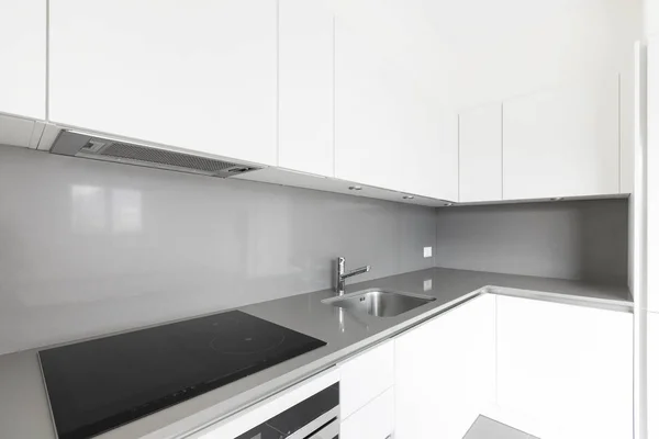 Detalhe da cozinha branca moderna, detalhe de canto, espaço limpo — Fotografia de Stock