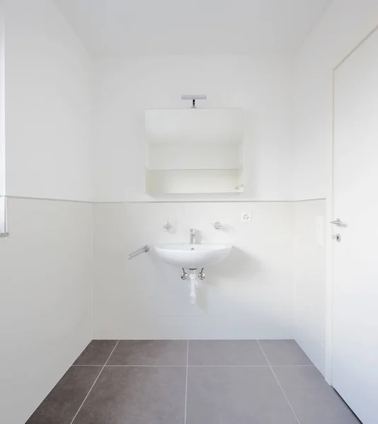 Novo banheiro apenas renovado, limpo e arrumado — Fotografia de Stock