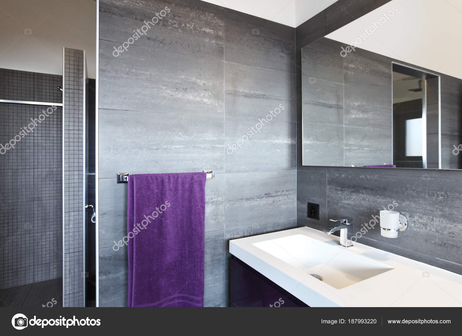 Badkamer met grijze tegels, elegante en moderne — Stockfoto ... Badkamer met grijze tegels, elegante en moderne — Stockfoto ...