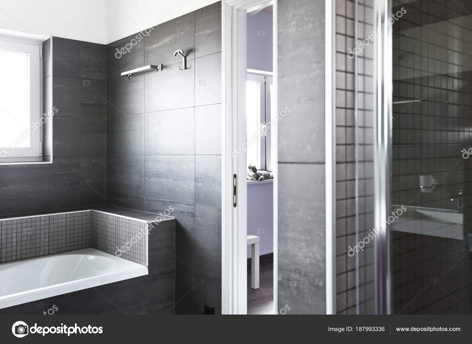Badkamer met grijze tegels, elegante en moderne — Stockfoto ... Badkamer met grijze tegels, elegante en moderne — Stockfoto ...
