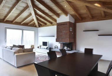 Bir şekilde döşenmiş, yeni ev iç çatı villa