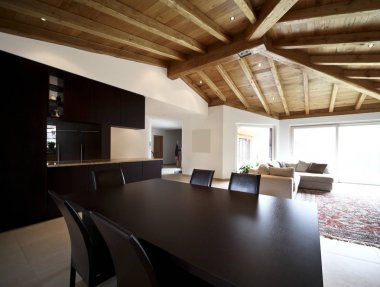 Bir şekilde döşenmiş, yeni ev iç çatı villa