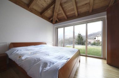 Bir şekilde döşenmiş, yeni ev iç çatı villa