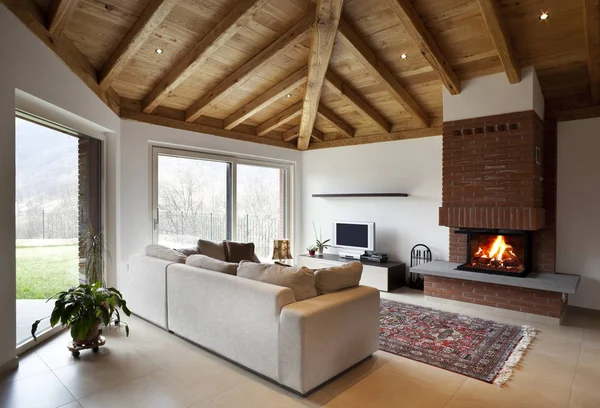 Bir şekilde döşenmiş, yeni ev iç çatı villa — Stok fotoğraf