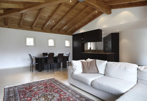 Novos interiores de casa mobilados, loft villa — Fotografia de Stock