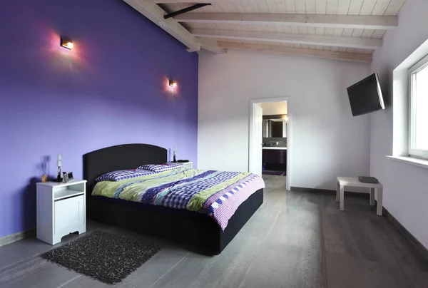 屋根裏部屋でモダンなベッドルーム — ストック写真
