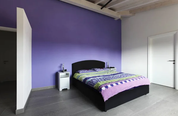 Camera da letto moderna in soffitta — Foto Stock