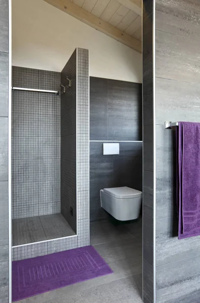 Banheiro com azulejos cinza, elegante e moderno — Fotografia de Stock