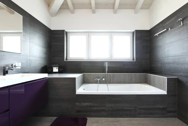 Bagno con piastrelle grigie, elegante e moderno — Foto Stock