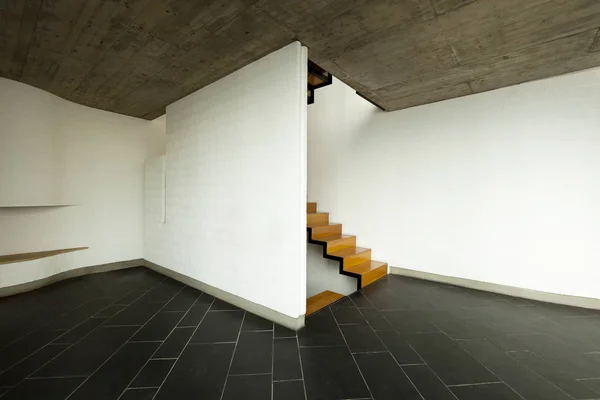 L'intérieur de la nouvelle maison moderne n'est pas meublé — Photo