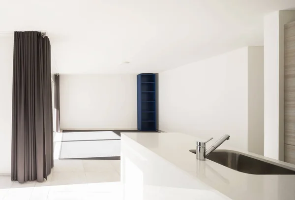 A nappali és a konyha modern nyitott tér — Stock Fotó