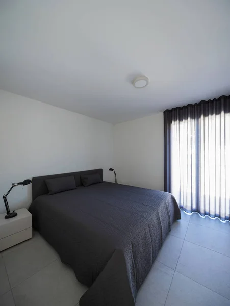 Amplio dormitorio en un apartamento moderno — Foto de Stock