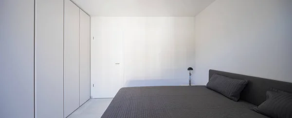 Вид на спальню в современной квартире — стоковое фото