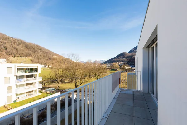 İsviçre vadi balkondan görüntülemek — Stok fotoğraf