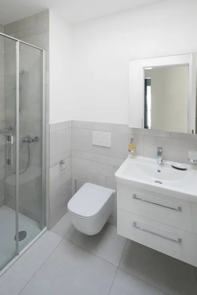 Ванная комната в современном доме — стоковое фото